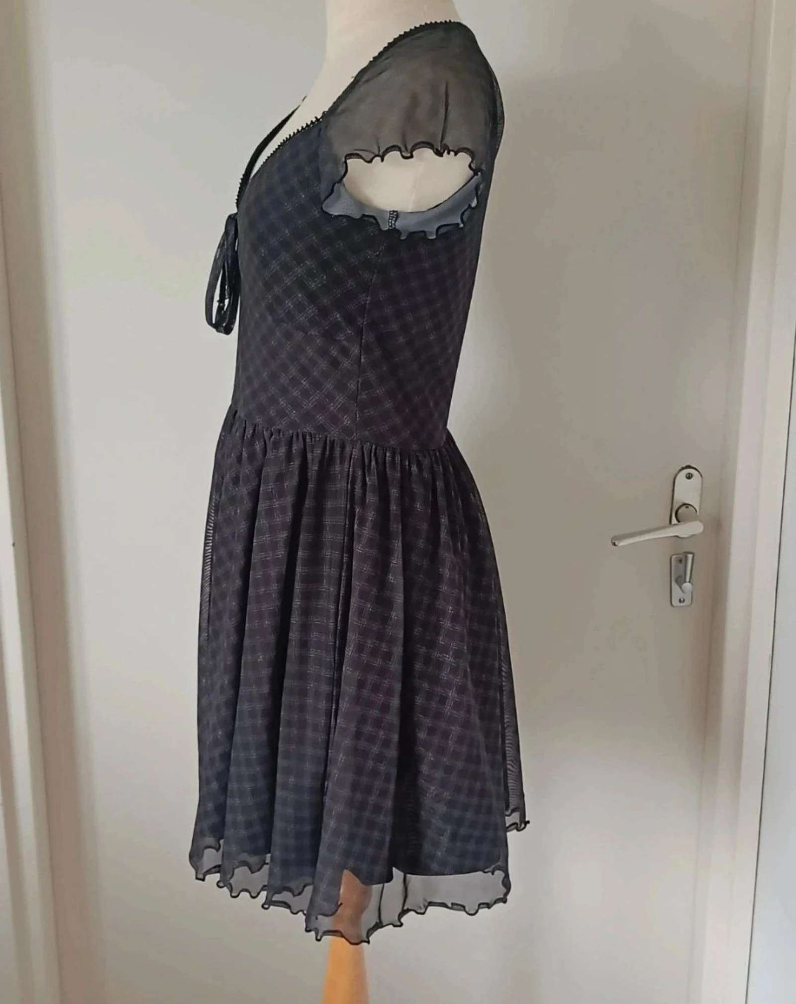 Elegant zwart jurkje met transparante mouwtjes en onderjurk, maat S – photo 3